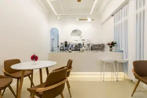 화이트 미니멀 카페 LEV 카운터 인테리어